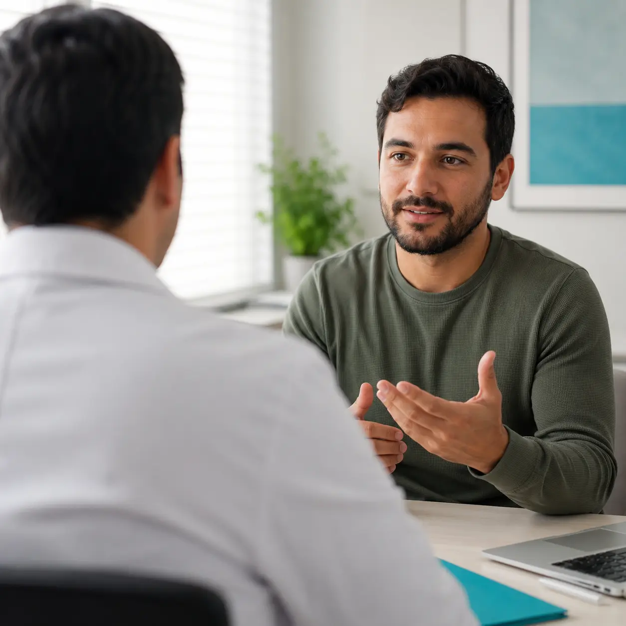 Médico em consulta com paciente adulto